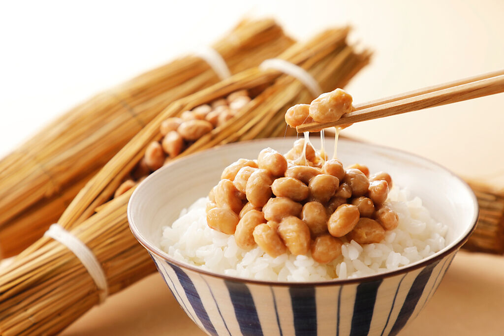 日式納豆具有養護心血管又抗血栓的營養成分，營養師推薦減臭吃法。（示意圖／Shutterstock)