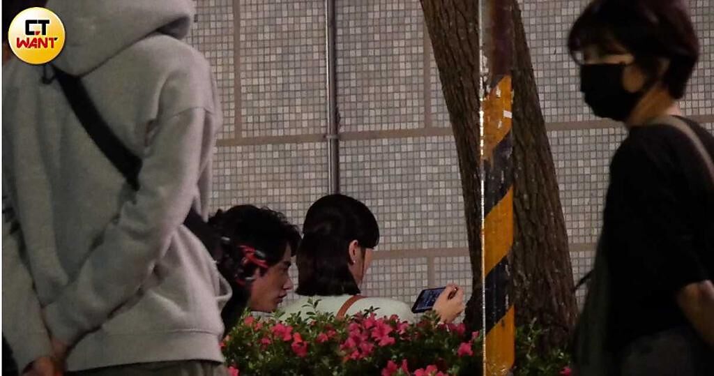 郭雪芙與范少勳躲在一旁靠在一起看手機。（圖／本刊攝影組）