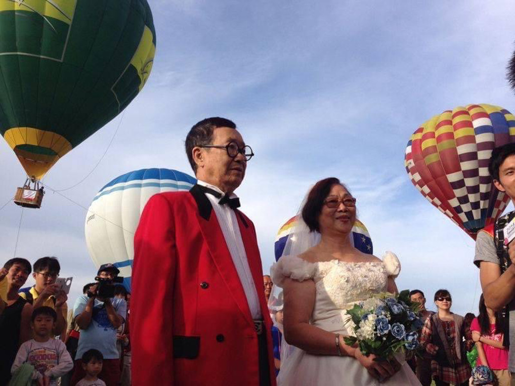 兩人於2014年在台東鹿野大草原圓了妻子穿上白紗的夢。(圖/翻攝自脫線臉書)