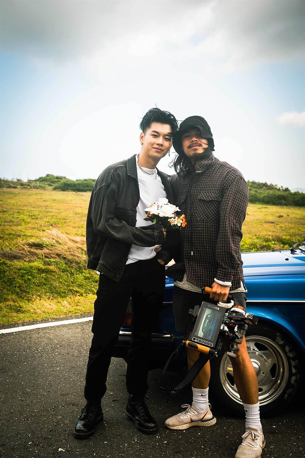 高爾宣（左）與高爾賢合作拍攝〈Drowning〉MV。（龍大謝提供)