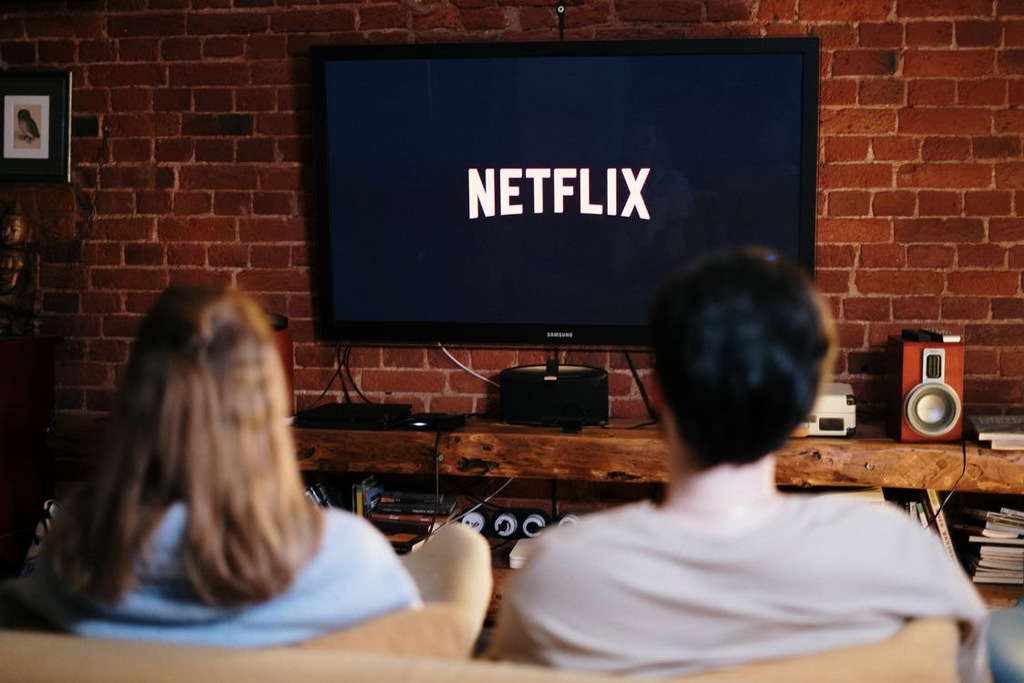 為了避免不是同住家人卻共用同帳號，Netflix想出計策。(示意圖/Shutterstock)
