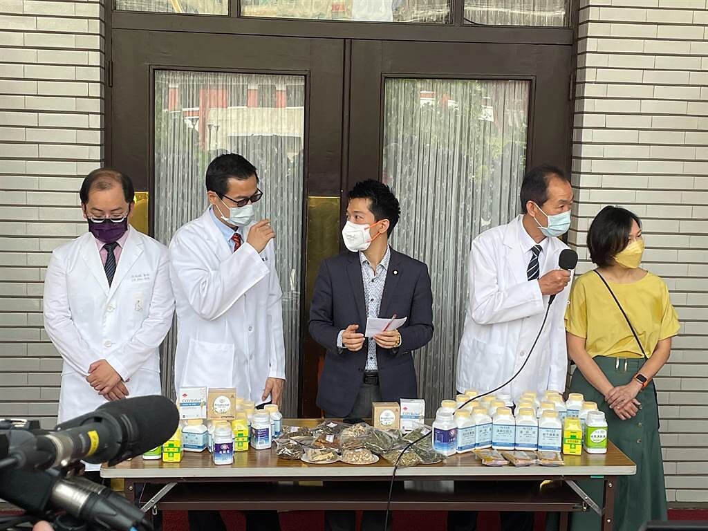 民進黨立委何志偉今（13日）與台北市中醫師公會一起在立法院舉行記者會呼籲，「清冠一號」屬於醫師處方用藥，不是健康食品。（葉書宏攝）