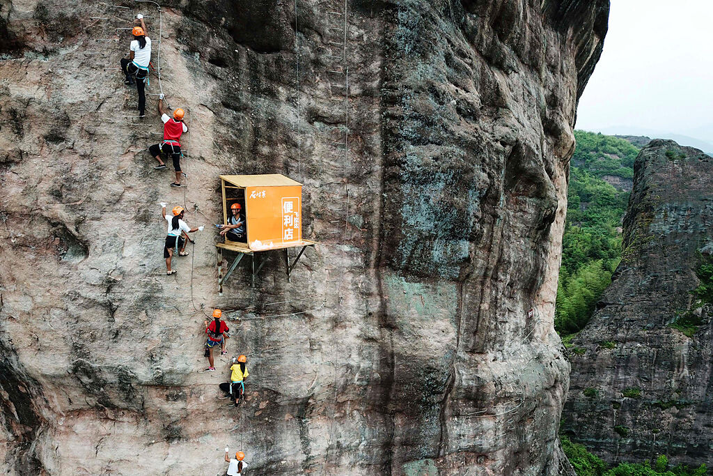 湖南岳陽有一間超商開在120公尺高的峭壁上，成了眾人熱議焦點。（圖／翻攝自微博）