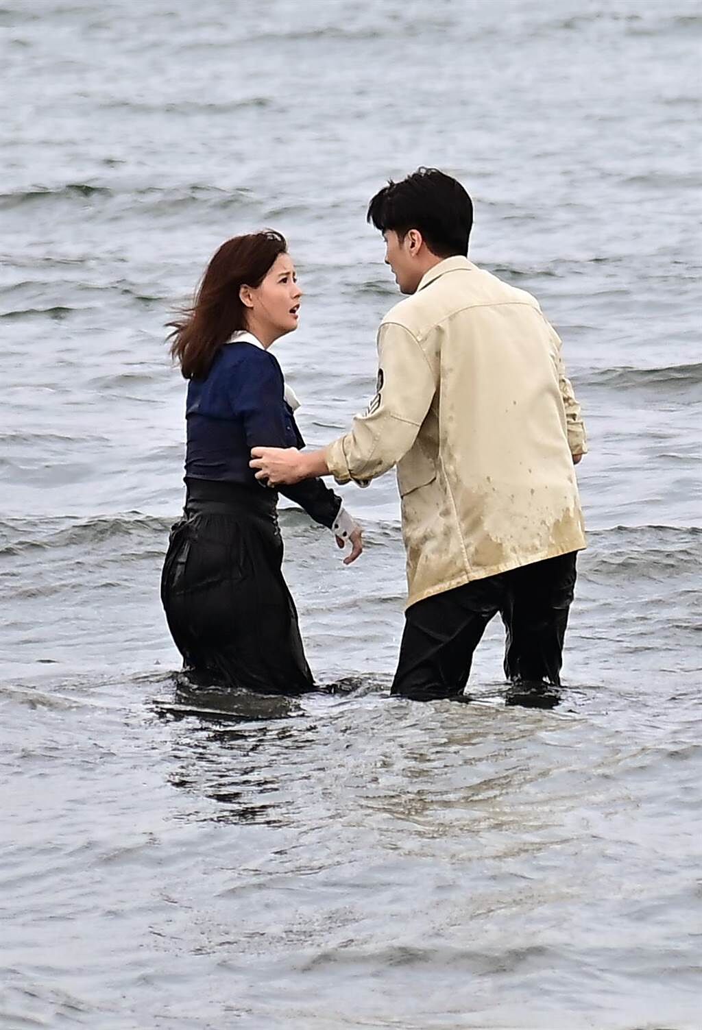 王樂妍和張雁名在海中拉扯，拍完戲非常疲憊。（台視提供）