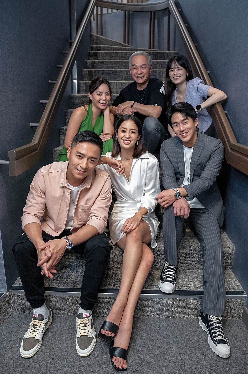 鄭人碩（前排左起）、莫允雯、李博翔與新加坡演員合作最新劇集。（CJ ENM HK提供）