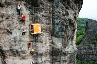 超商開在120公尺高峭壁上 買水要飛簷走壁 網一看腿軟