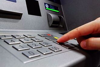 ATM只領1千「被扣手續費」是傻子？網曝真相傻眼：活在哪個年代
