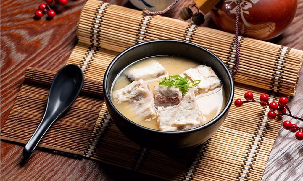 魚湯有好的油脂，若搭配味噌或蔬菜湯，更能降低身體發炎指數。(示意圖/Shutterstock)