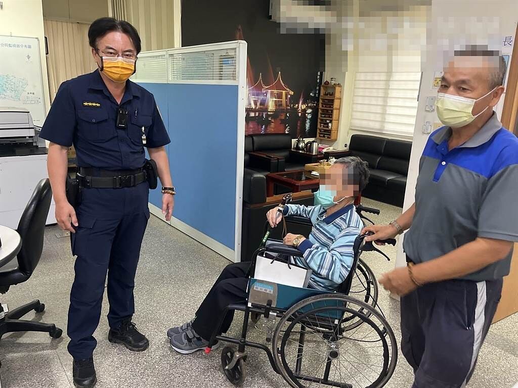 員警和工人合力用輪椅將老翁推回派出所內休息。（警方提供／謝瓊雲台中傳真）