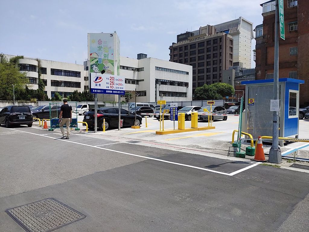 先前北市信義區也有停車場入口外畫了2個車格，而且還畫上紅線。（翻攝自臉書「信義區三兩事」）