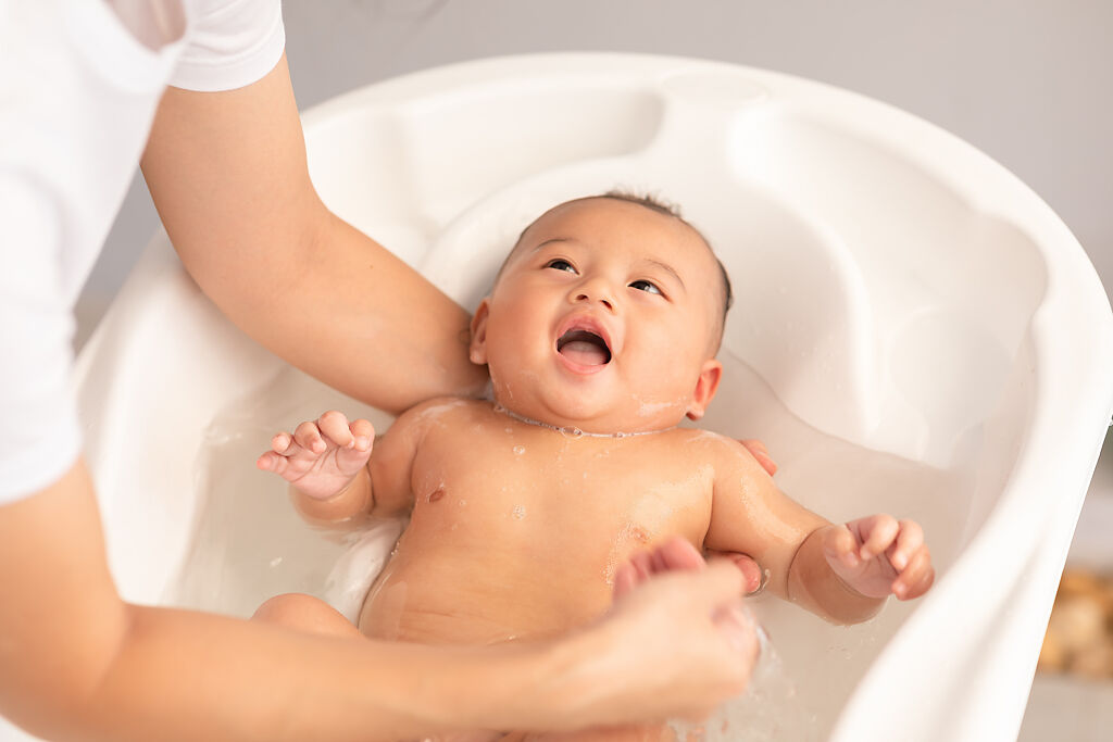 女嬰在浴缸中載浮載沉將近半小時，被發現時臉已朝下發紫，送醫搶救仍回天乏術。（示意圖/shutterstock）