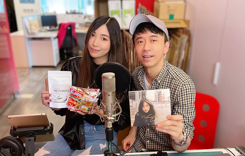 黃玠瑋（左）日前作客光良的podcast節目《光說瘋良話 Cool Talk》。（環球音樂提供）
