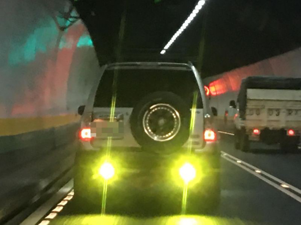 一名網友駕車進隧道，前車刺眼改裝燈引起公憤。(圖/翻攝自臉書「爆怨公社」)
