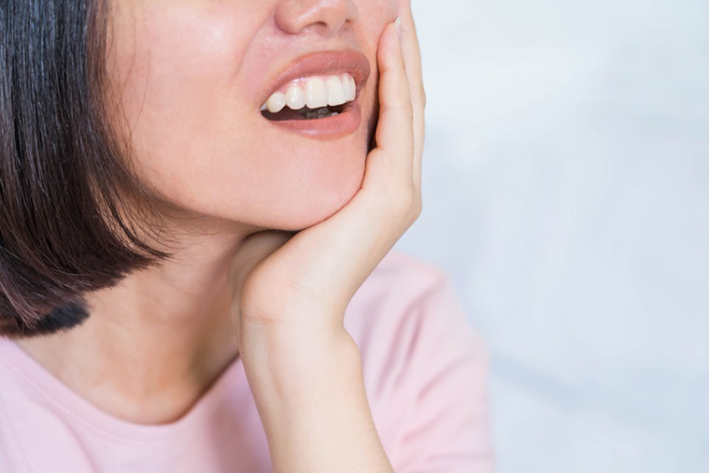 歪斜生長的智齒可能造成整排矯正牙齒歪掉。(圖/翻攝自Shutterstock)