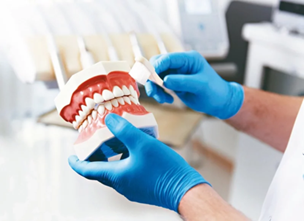 不當的咬合方式及習慣會導致上下排牙齒咬合不正。(圖/翻攝自123RF)
