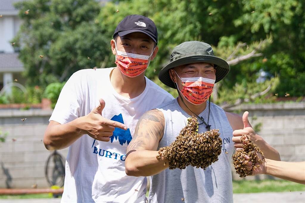姚元浩（左）、李玖哲為慶祝《就是這味玖浩吃》一週年挑戰「小蜜蜂」特別企劃。（三立提供）