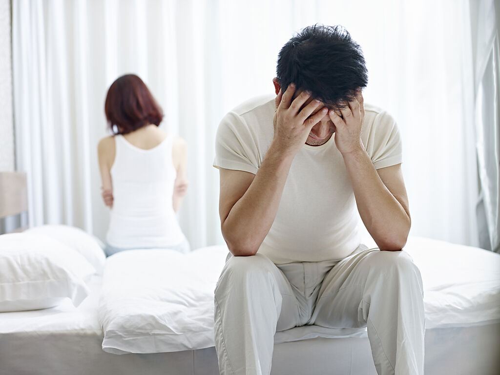 一名人夫發現妻子外遇，憤而提告求償精神撫慰金。（示意圖／Shutterstock）