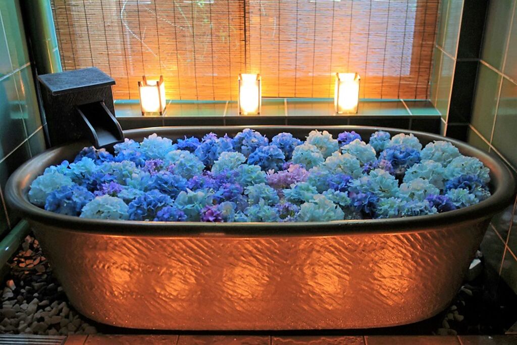 「THE JUNEI HOTEL京都御所西」中標準客房的「繡球花風呂」。　圖：株式會社JUNEI／提供