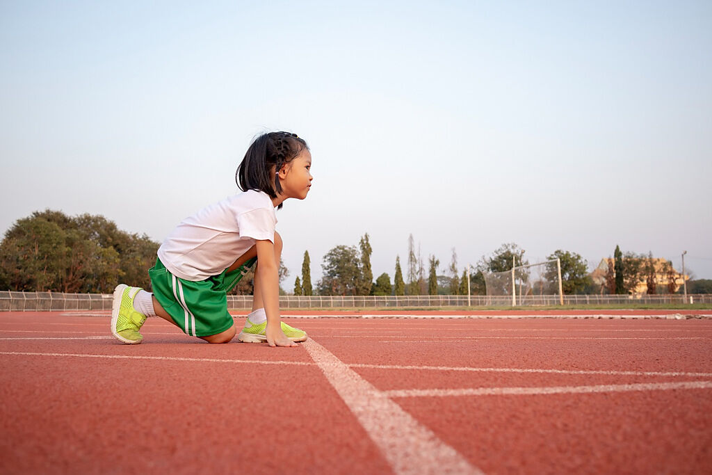 美國一名7歲女童參加田徑比賽，在起跑時鞋子意外掉落，但她仍不放棄，最終逆襲奪冠。(示意圖/達志影像)