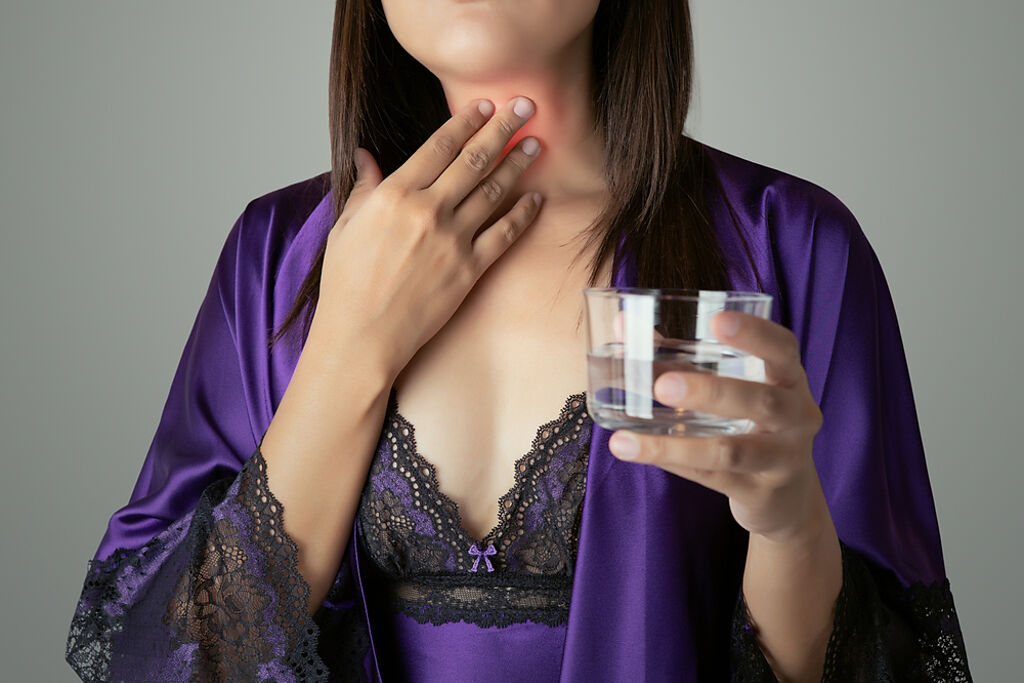 急性喉嚨痛別碰4大NG食材！緩解吞嚥痛感這樣吃。(示意圖/Shutterstock)
