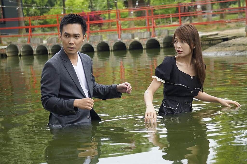 謝京穎跟許仁杰泡在池水中拍戲。（民視提供）