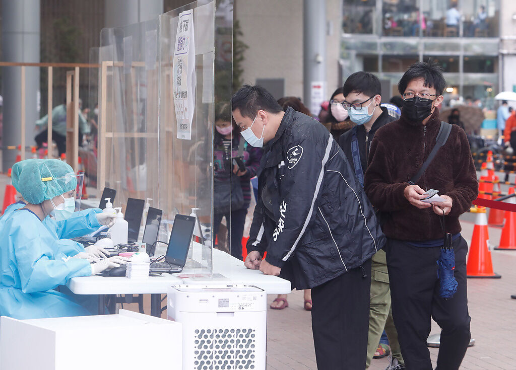 台灣本土確診飆升，民眾赴篩檢站篩檢。（示意圖／報系資料照）