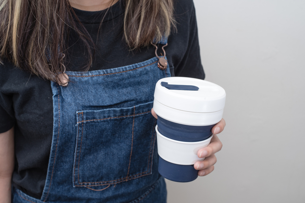 民眾點２杯咖啡用１個環保杯裝，店員優惠做法讓他超傻眼。（示意圖／翻攝自Shutterstock）