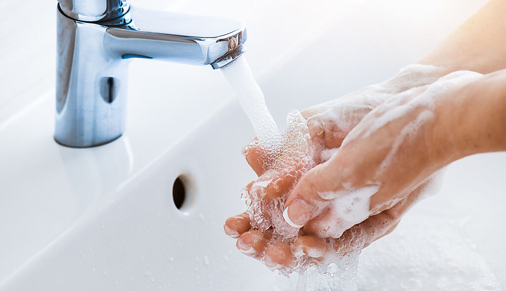 洗手時一定要使用肥皂或洗手乳，而且清潔時間至少20秒以上，才能有效瓦解病毒。(示意圖/達志影像)