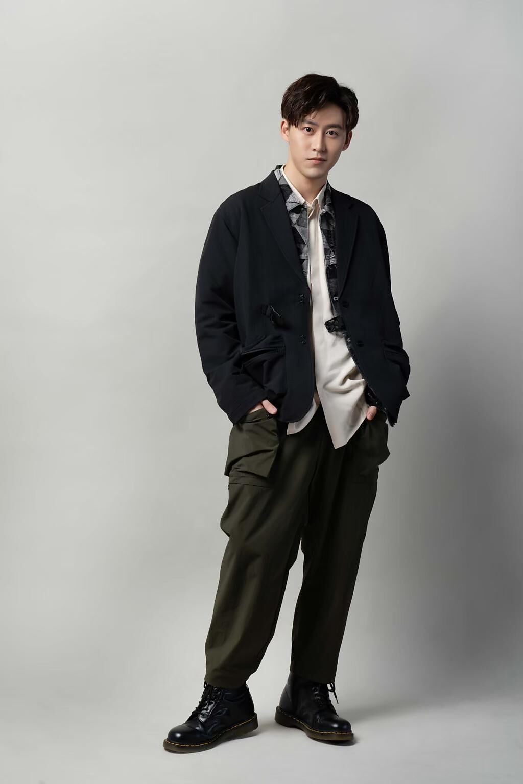 郭宇宸私服偏愛著寬鬆、舒適路線，其中襯衫是他最常運用的穿搭配件。（攝/石智中、服裝/DYCTEAM）