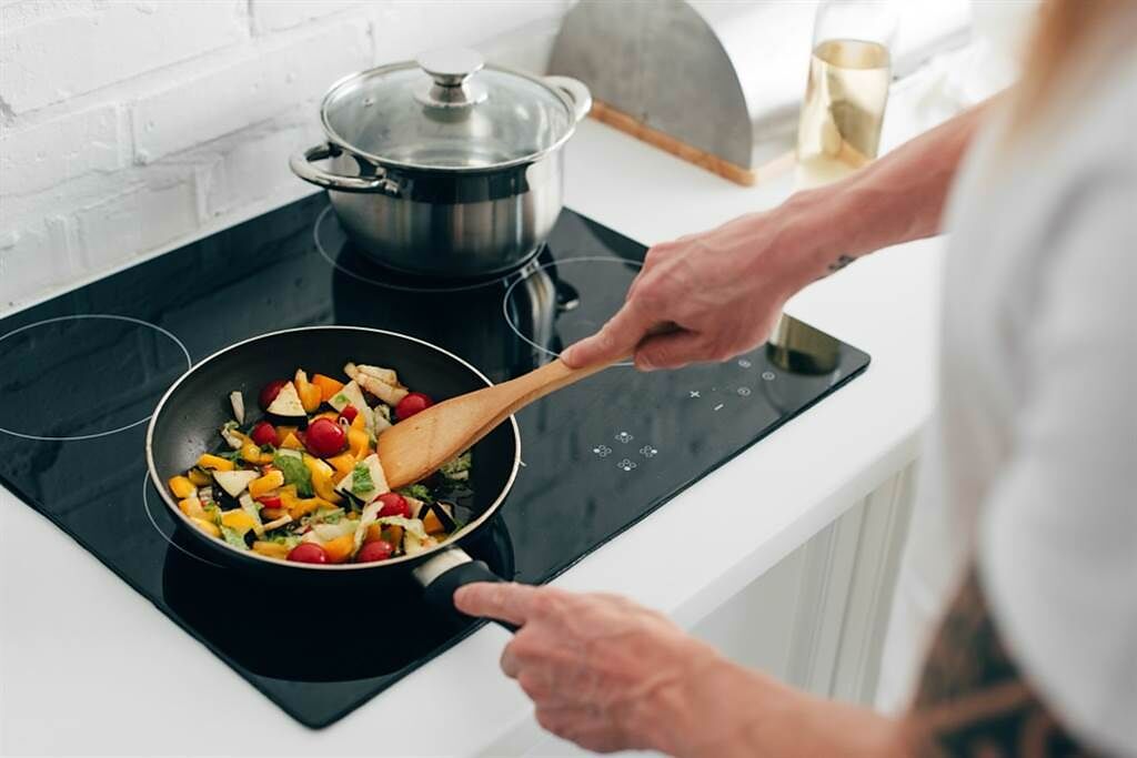 在家煮也要當心食物中毒！4大壞菌預防撇步曝光。(示意圖/Shutterstock)
