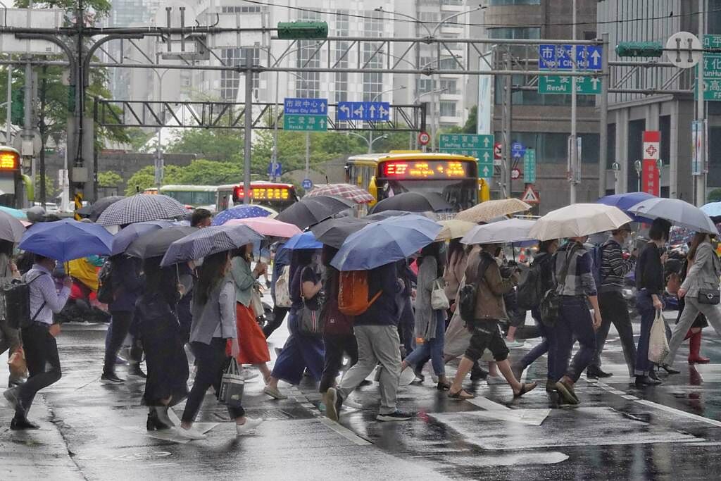 周六到下周二梅雨滯留鋒又回到台灣附近徘徊，全台有雨。(資料照 黃子明攝)