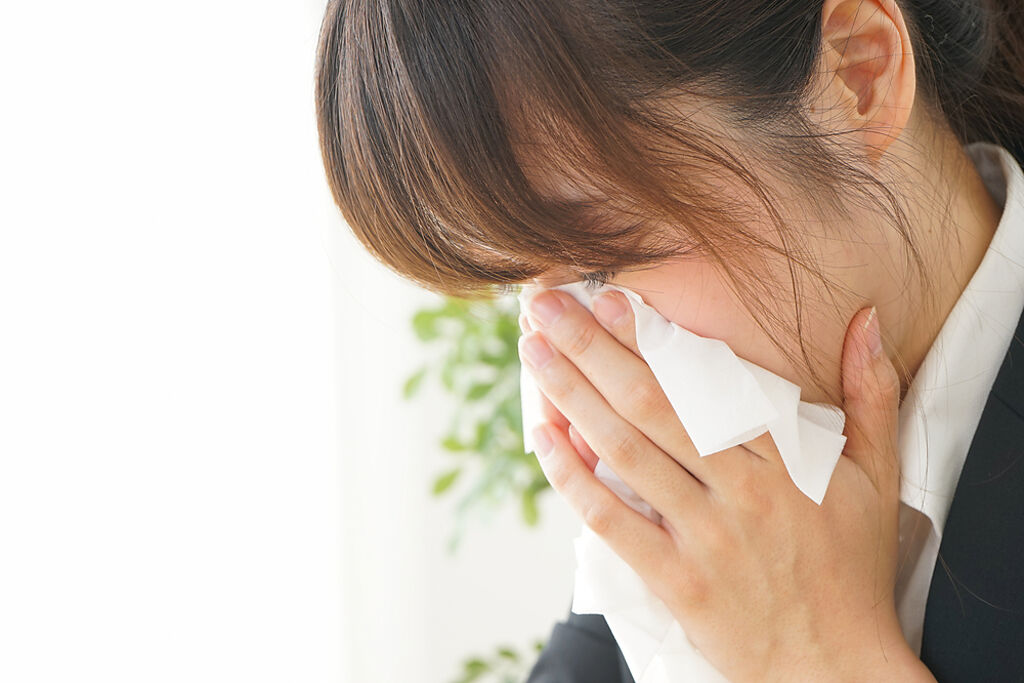 咳嗽又鼻塞不一定就是染疫！花粉症等過敏症狀讓人格外壓力爆表，藥師提供 11個生活絕招幫助緩減。(示意圖/Shutterstock)