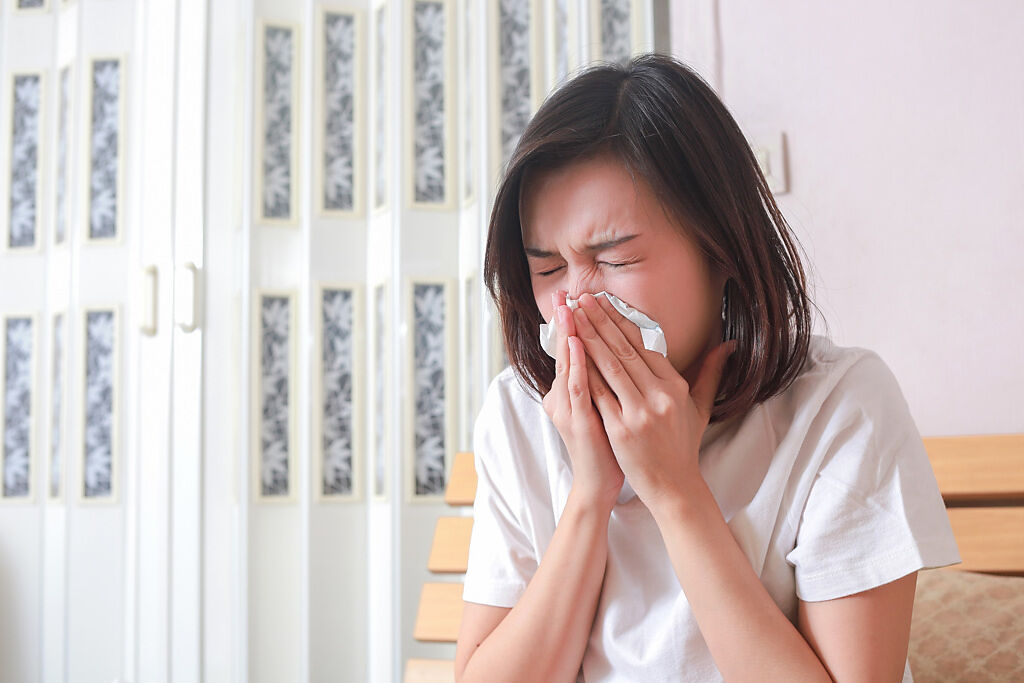 換季是過敏的好發時期，可能造成眼睛癢、鼻塞、流鼻水等症狀。(示意圖/達志影像)