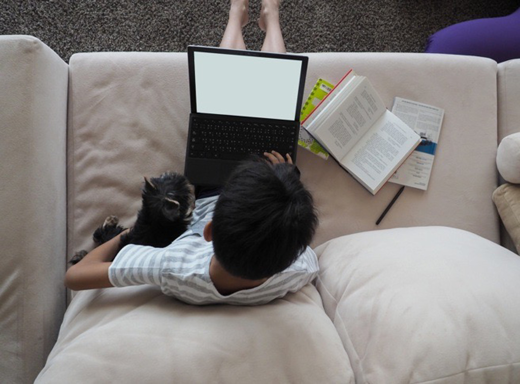 現在小孩離不開電子產品，到哪都不離手。(示意圖/Shutterstock)
