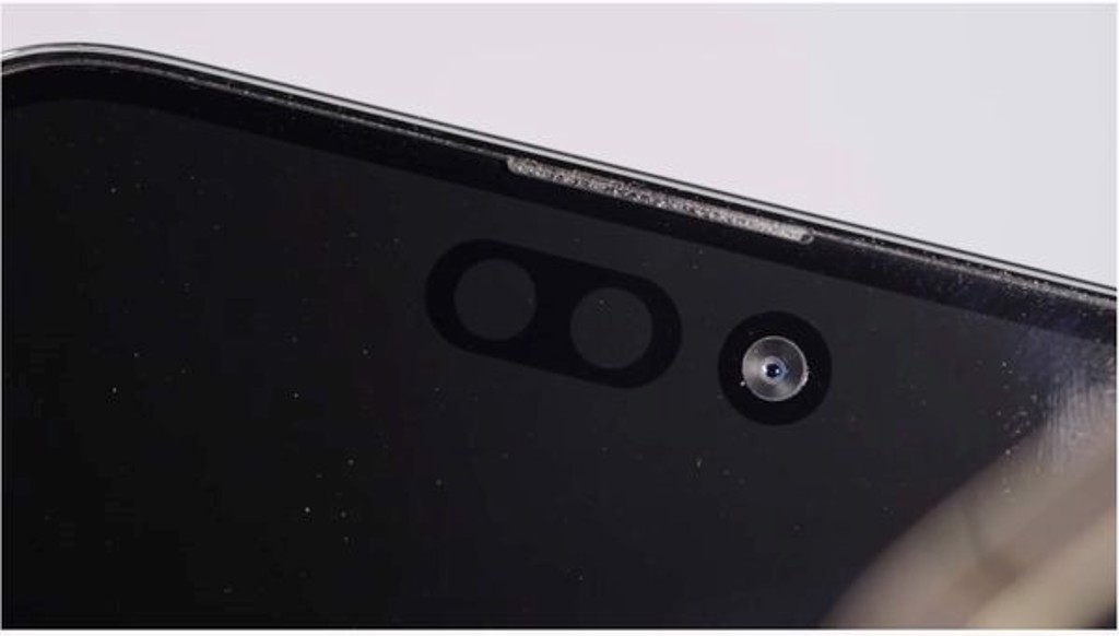 iPhone 14 Pro Max改而挖孔螢幕，外觀酷似驚嘆號。(圖/翻攝自YouTube Unbox Therapy)
