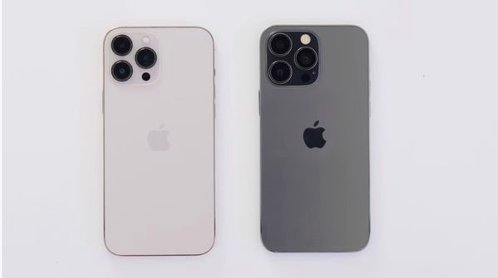 將iPhone 13 Pro Max (左)與iPhone 14 Pro Max模型機(右)做比較。(圖/翻攝自YouTube Unbox Therapy)
