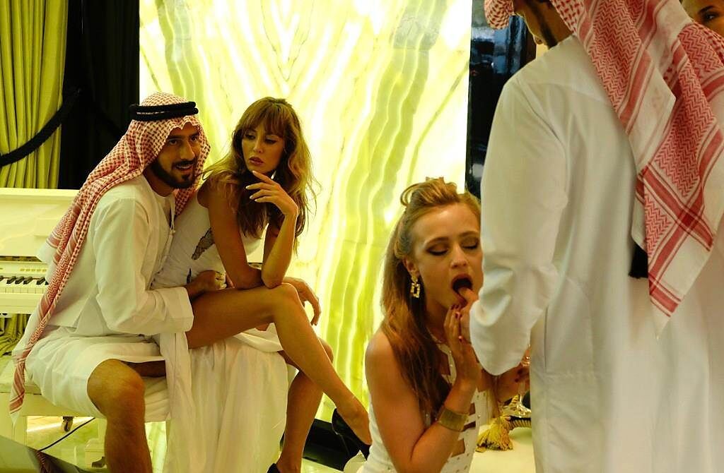 《拜金女王的性愛派對》因太多隱射人物，遭到中東國家禁演。（仲業文創提供）