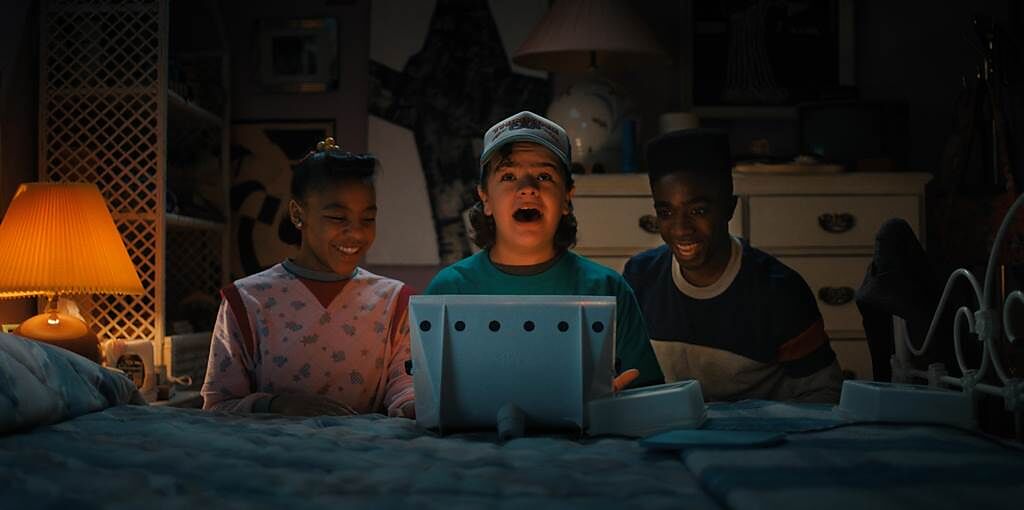 普莉雅弗格森（左起）、蓋頓馬塔拉佐、迦勒麥羅林開心分享片場趣事。（Netflix提供）