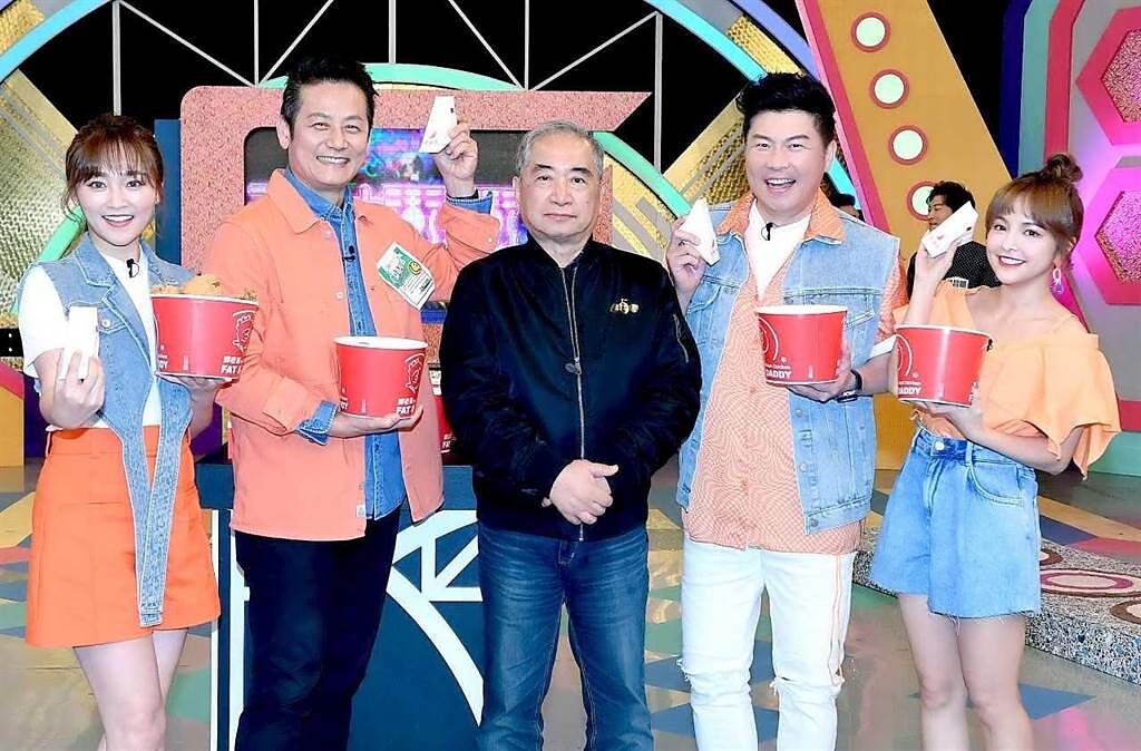 張文綺（左起）、徐乃麟、華視董事長鄭自隆、曾國城、徐凱希慶祝《衝衝衝》播出16年。（華視提供）