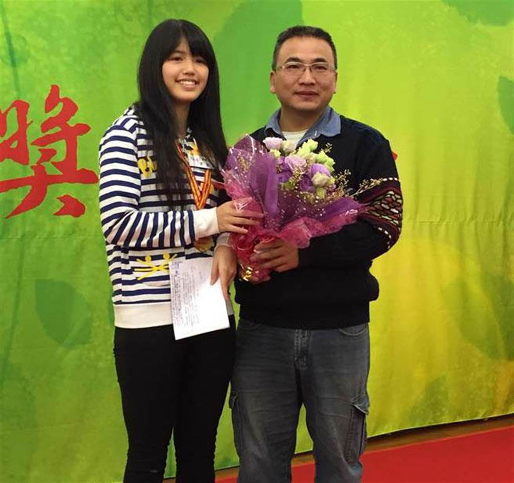 2015年小女兒獲靈鷲山台北市普仁獎，獻花給李基銘。（圖／中時資料照）
