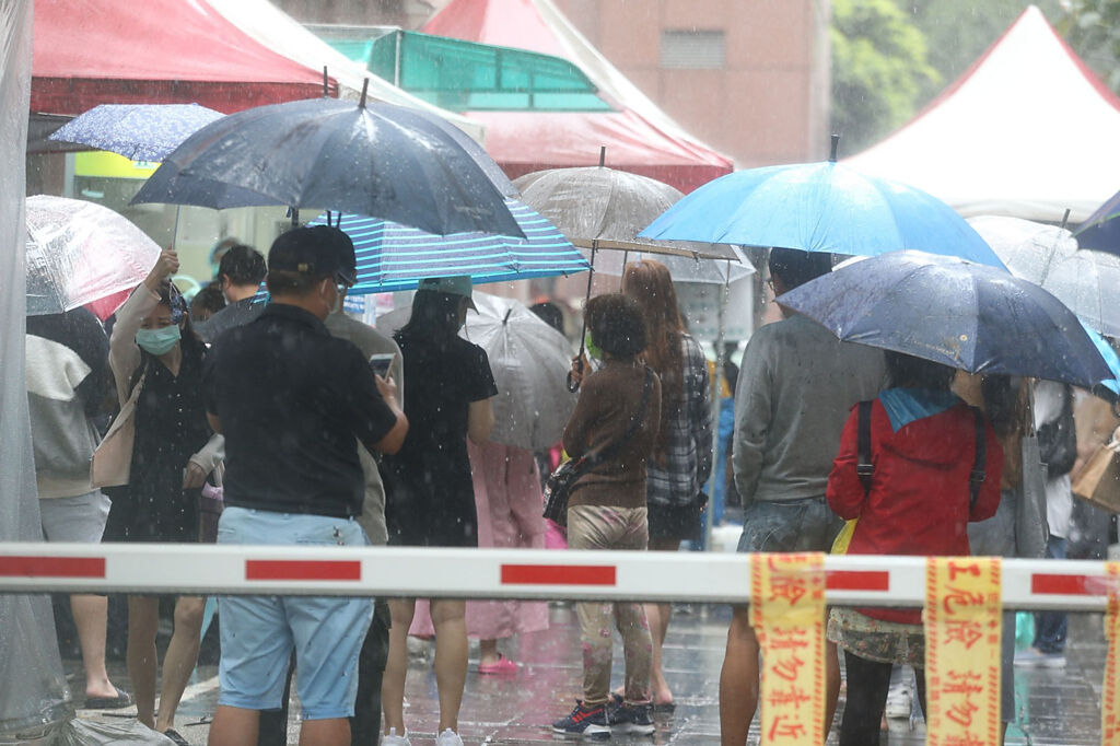 中央氣象局表示，未來一周，鋒面在台灣附近徘徊，容易下雨。(圖/杜宜諳攝)