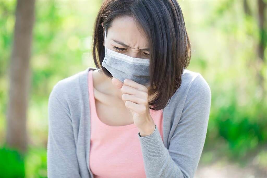 咳嗽有痰沒吐掉 病情更惡化？ 專家曝化痰絕招。(示意圖/Shutterstock)