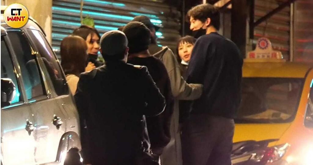 三月時，本刊拍到李芷婷帶Jinbo與《全明星3》藍隊隊友聚餐。（圖／本刊攝影組）