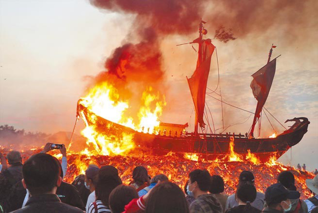 去年年末凌晨大批民眾湧入屏東見證燒王船的壯觀畫面。(圖/中時資料照)