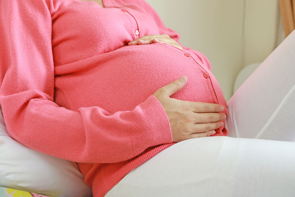 她懷孕11周確診，公婆擔心小孩健康要她墮胎，網怒：「快逃」。（示意圖/Shutterstock提供）

