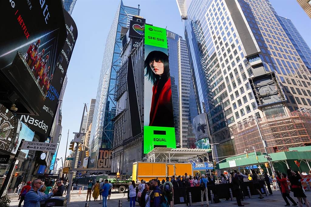 孫盛希也一躍登上紐約時代廣場巨型LED看板。滾石唱片提供