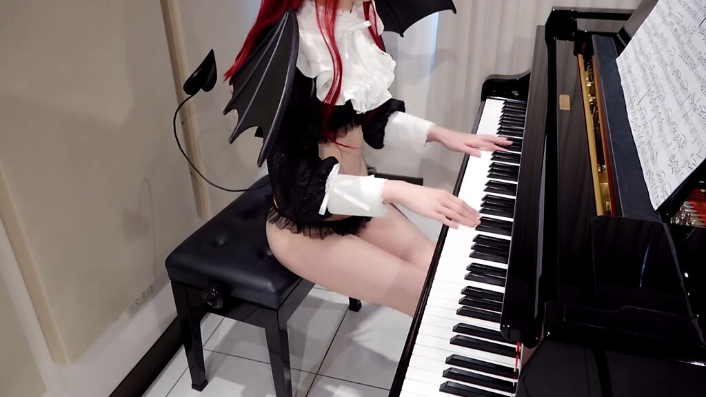Pan Piano彈琴片沒露過臉，卻經常露出她的姣好身材。(圖/Pan Piano Youtube)