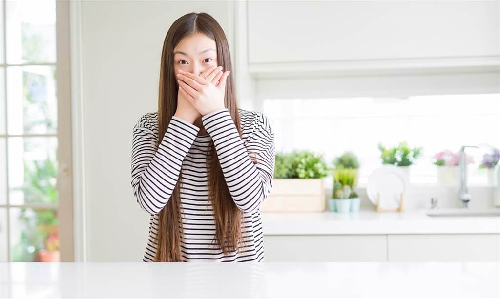 醫師指出，打嗝若飄散出難聞氣味，可能是罹癌徵兆。(示意圖/Shutterstock)