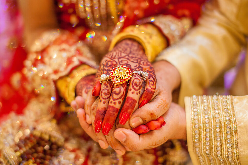 印度一名新郎在婚禮過程中因頭暈跌倒，假髮也跟著掉落，新娘驚覺自己受騙，氣到當場悔婚。(示意圖/達志影像)