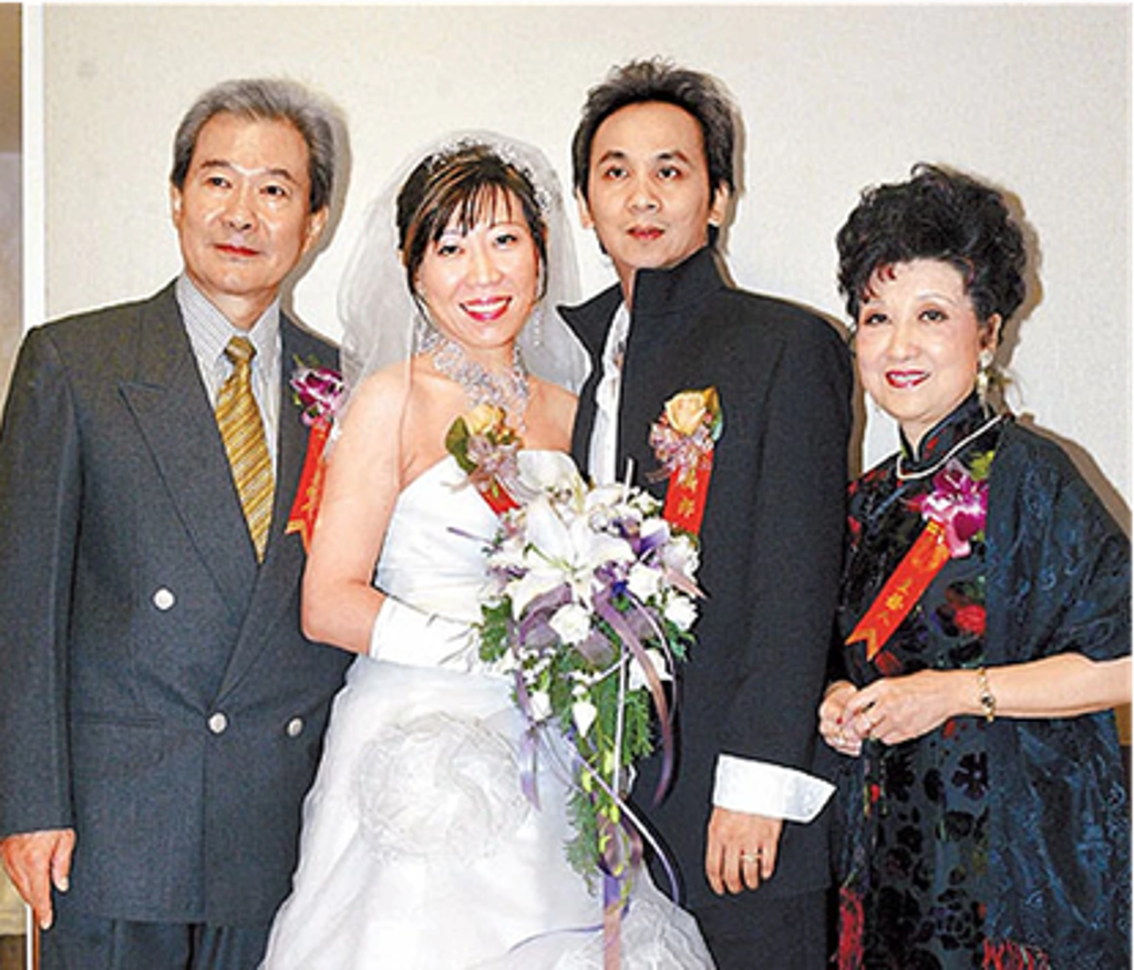 (左一)多年未見的江明因女兒出嫁再次在媒體前亮相。(圖/翻攝自陸媒)
